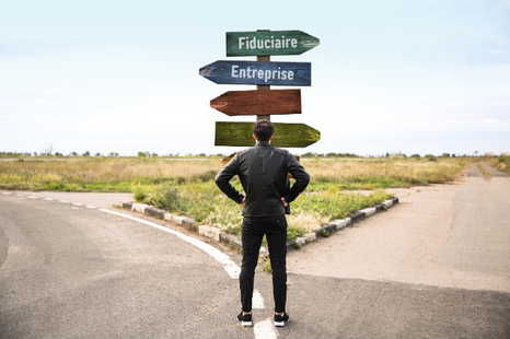 Photo d'un homme devant 2 routes menant à des directions différentes
